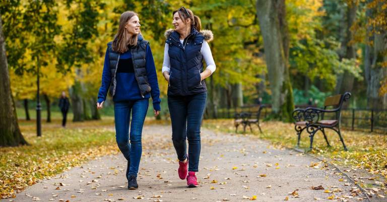 Twee dames wandelen in stadspark